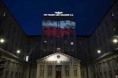 centrala, budynek, iluminacja, flaga biało-czerwona, dekoracja
