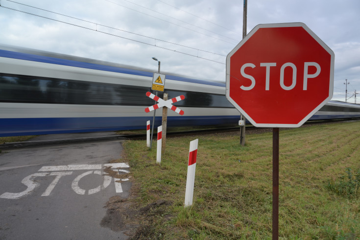 bezpieczny przejazd, przejazd kolejowo-drogowy, żółta naklejka, krzyż św. Andrzeja, znak STOP
