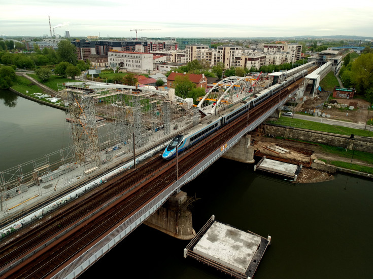 Kraków, Pendolino, pociąg, PKP Intercity, dźwig, nowe przęsło, most nad Wisłą, nowy tor