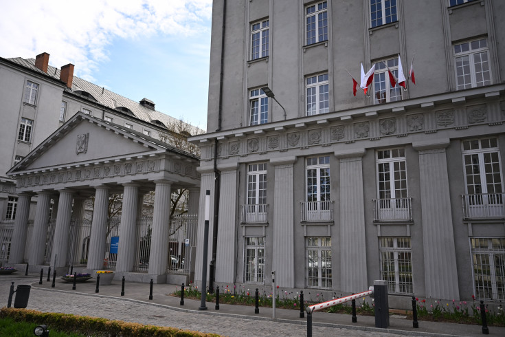 centrala, budynek, iluminacja, flaga biało-czerwona, dekoracja