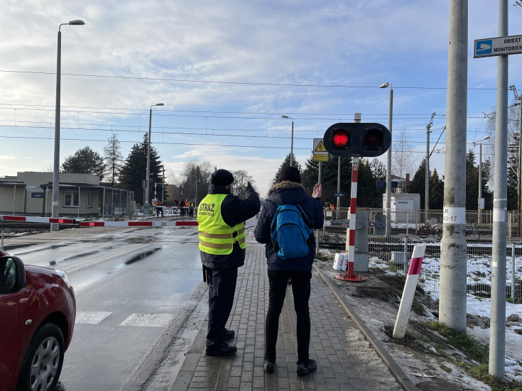 bezpieczny przejazd, akcja ulotkowa, przejazd kolejowo-drogowy, Nowa Iwiczna