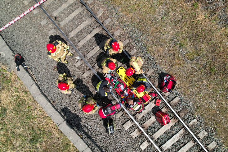 bezpieczny przejazd, kampania społeczna, przejazd kolejowo-drogowy, wydarzenie plenerowe, symulacja zderzenia, zdjęcia z drona