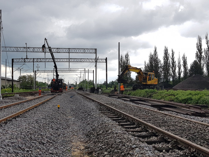 sieć trakcyjna, elektryfikacja, modernizacja, Rzeszów, Stalowa Wola, Stalowa Wola Rozwadów, Program Operacyjny Polska Wschodnia, Lublin Zemborzyce, Rozwadów, wymiana rozjazdu, LK68