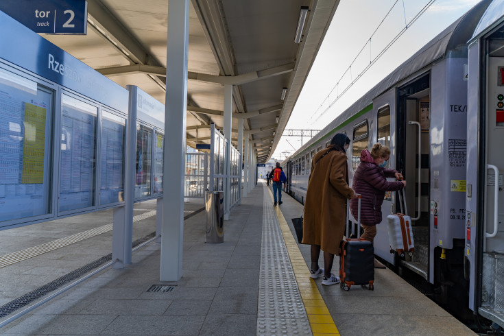 stacja, podróżny, Rzeszów Główny, nowa infrastruktura pasażerska, pociąg pasażerski