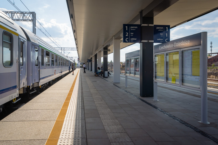 pasażer, peron, stacja, Czechowice-Dziedzice, pociąg pasażerski