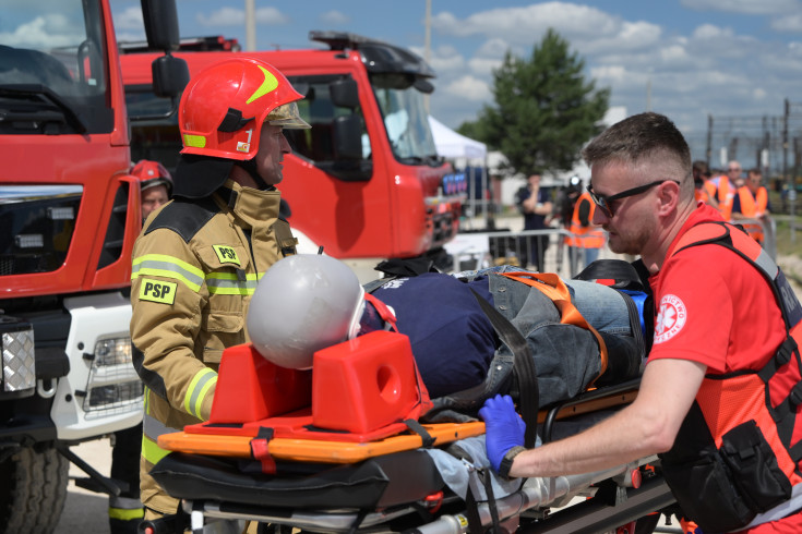 bezpieczny przejazd, zderzenie, przejazd kolejowo-drogowy, straż pożarna, strażak, wydarzenie plenerowe, symulacja zderzenia, akcja ratunkowa, akcja ratownicza