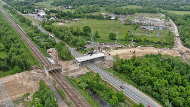 prace budowlane, monitoring inwestycji kolejowych, dron, wiadukt drogowy