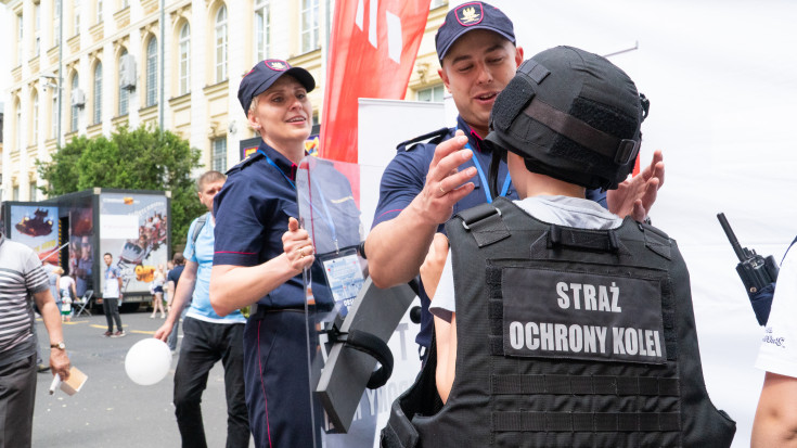 ludzie, SOK, Straż Ochrony Kolei, bezpieczny przejazd, kampania społeczna, szlaban na ryzyko, dzień dziecka, dzieci, dziecko, wydarzenie plenerowe, stoisko kampanii, zabawa, KPRM, Kancelaria Prezesa Rady Ministrów, funkcjonariusz SOK