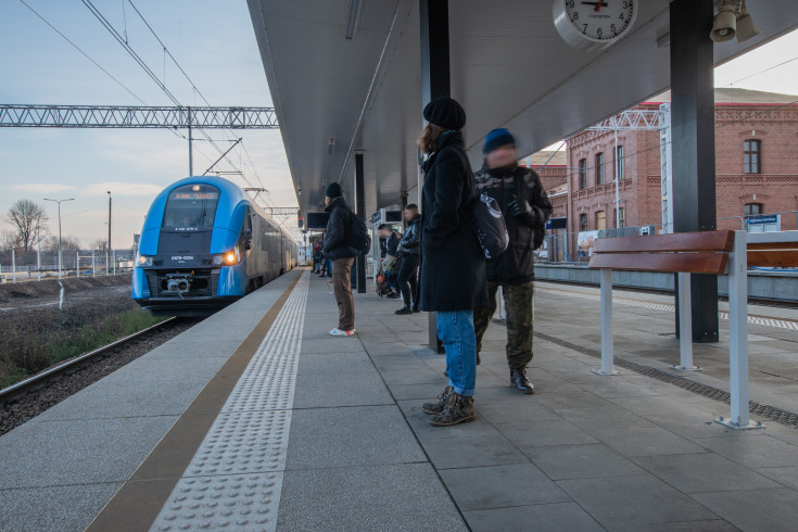 pasażer, peron, ludzie, pociąg, Dąbrowa Górnicza, podróżni na peronie