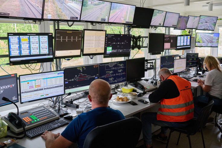 pracownik, SRK, ekran, system komputerowy, komputer, nowy system sterowania ruchem kolejowym, KPO, Częstochowa Rząsawa, digitalizacja