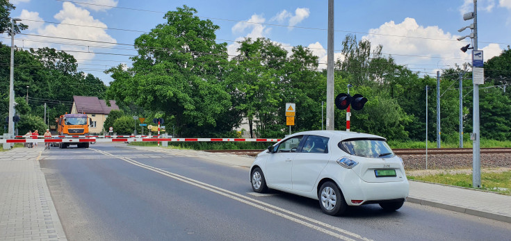 szlaban, przejazd kolejowo-drogowy, LK7, kierowca, sygnalizacja, Celestynów, monitoring, rogatka, nowa sygnalizacja, samochód osobowy, Jankowskiego, zmodernizowany przejazd