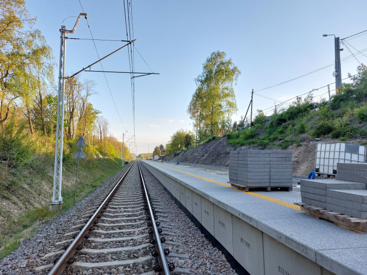 nowy przystanek, nowa infrastruktura, nowy peron, Katowice Podlesie Dąbrowa