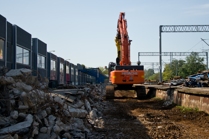 CEF, Łącząc Europę, LK447, demontaż, Warszawa Ursus, demontaż peronu, prace budowlane, maszyna, przystanek, demontaż toru