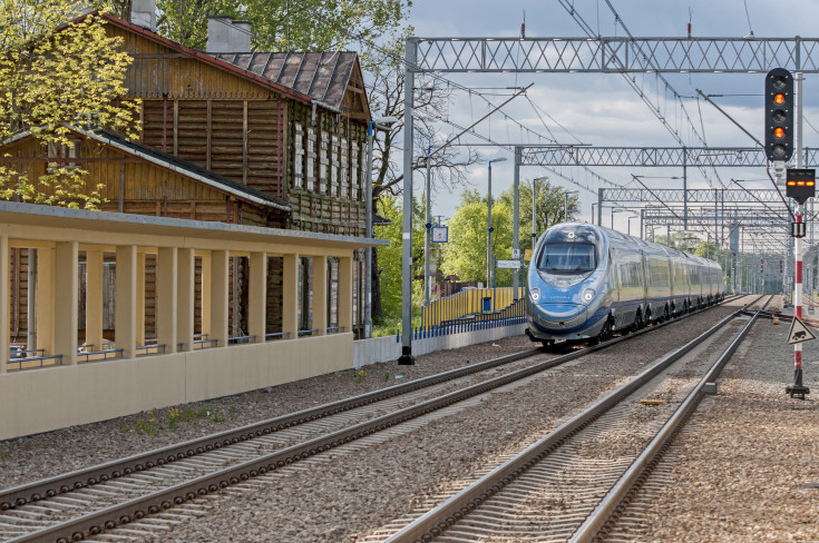 peron, przejście podziemne, stacja, Pendolino, pociąg, E65, Gąsocin, wiata, infrastruktura kolejowa