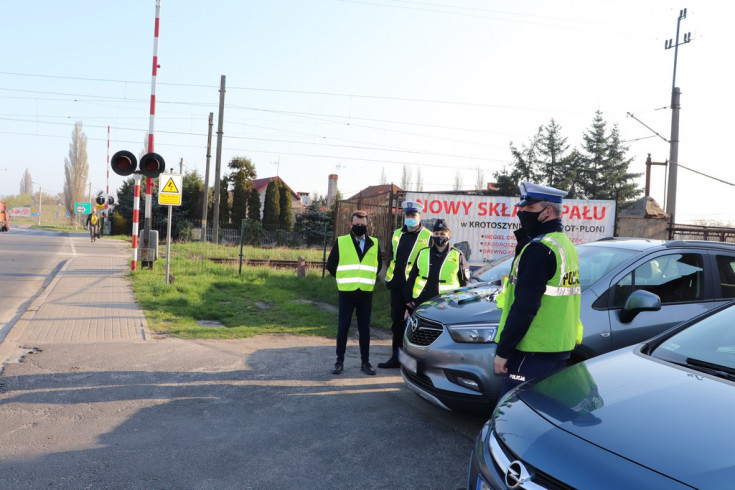 bezpieczny przejazd, Krotoszyn, kampania społeczna, akcja informacyjna, akcja ulotkowa, przejazd kolejowo-drogowy, kierowca, policja, policjanci, akcja interwencyjno-prewencyjna, ambasador bezpieczeństwa, ambasadorzy bezpieczeństwa, powiat krotoszyński