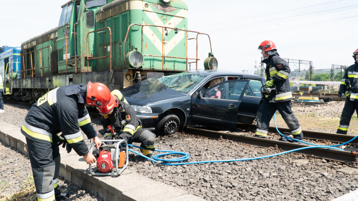 bezpieczny przejazd, symulacja, zderzenie, wypadek, przejazd kolejowo-drogowy, szlaban na ryzyko, kierowca, straż pożarna, samochód, strażak, symulacja zderzenia, akcja ratunkowa