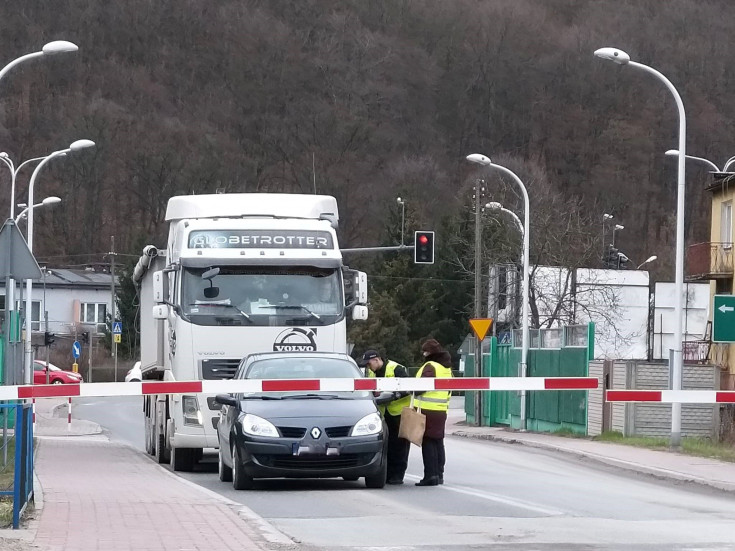 SOK, bezpieczny przejazd, akcja ulotkowa, przejazd kolejowo-drogowy, Kielce, żółta naklejka