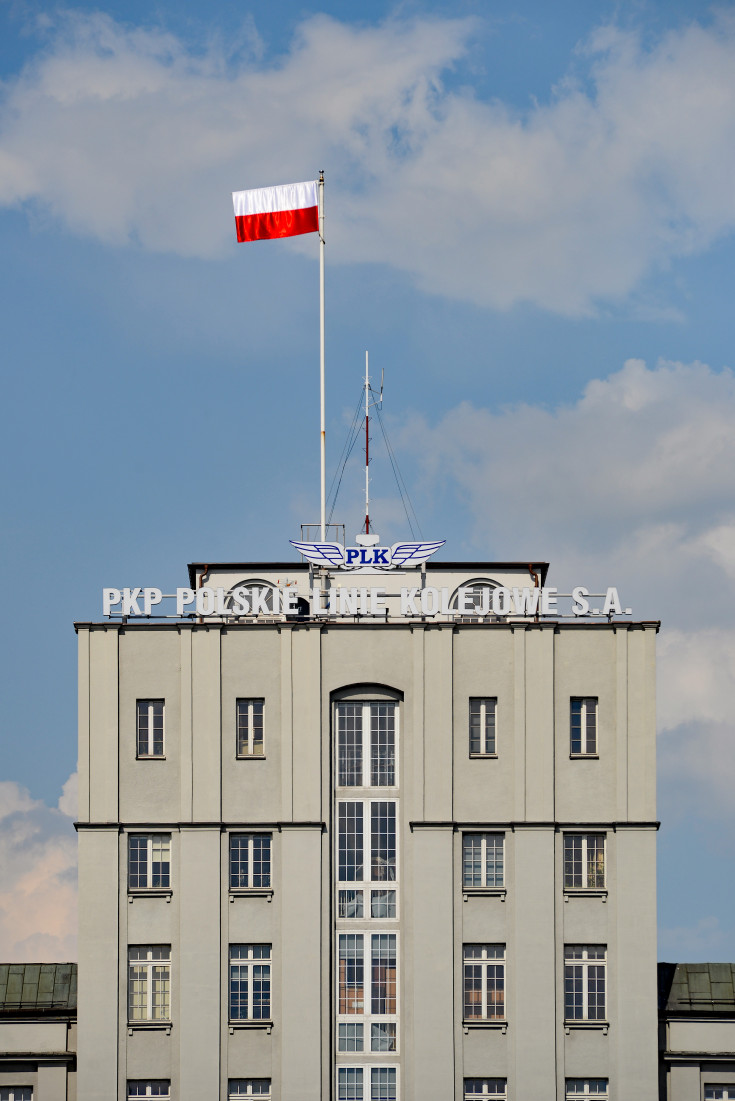 centrala, budynek, siedziba PLK, flaga biało-czerwona