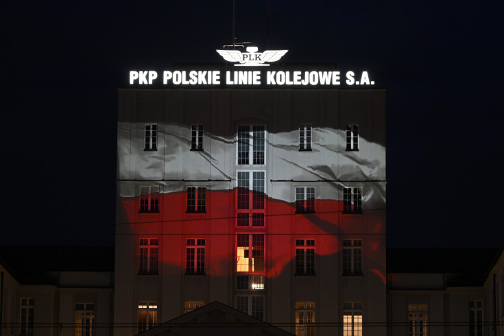 centrala, budynek, iluminacja, flaga biało-czerwona, dekoracja