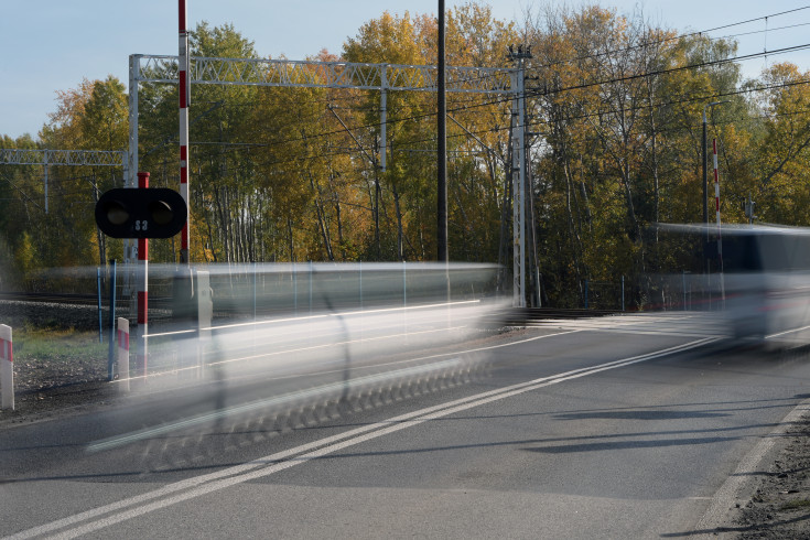 bezpieczny przejazd, przejazd kolejowo-drogowy, żółta naklejka, rogatka