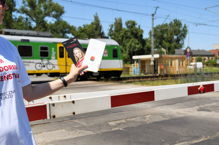 bezpieczny przejazd, bezpieczny piątek, kampania społeczna, akcja informacyjna, akcja ulotkowa, przejazd kolejowo-drogowy, materiał informacyjny, materiał edukacyjny, broszura dla kierowców, materiał promocyjny, ambasadorka bezpieczeństwa, akcja edukacyjna, ambasador bezpieczeństwa, ambasadorzy bezpieczeństwa