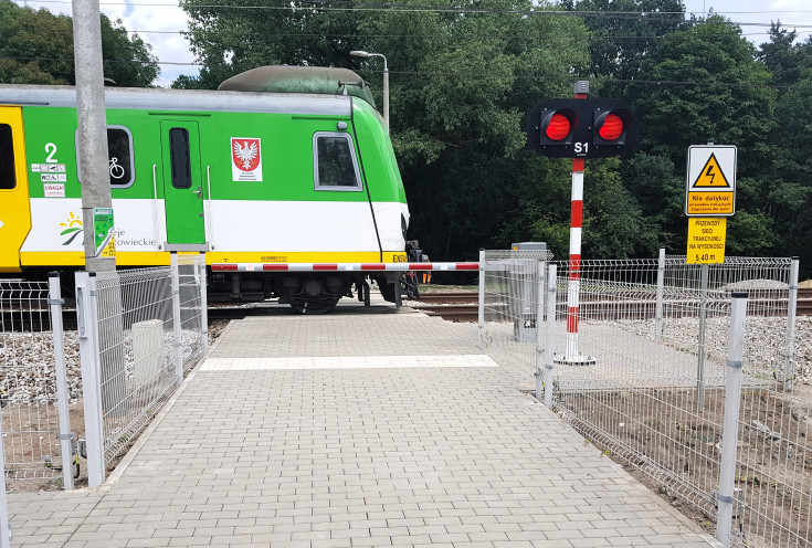 LK7, nowa infrastruktura, przejście dla pieszych, pociąg osobowy, Olszynka Grochowska