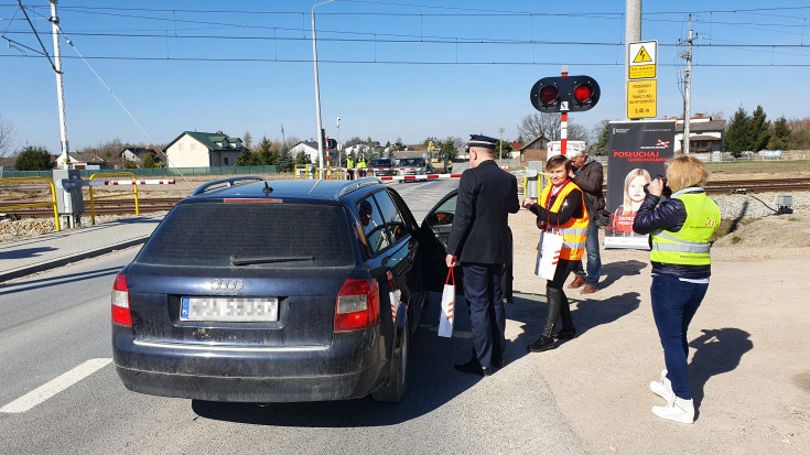 akcja ulotkowa, przejazd kolejowo-drogowy, żółta naklejka, znak STOP, funkcjonariusz SOK, ambasadorzy bezpieczeństwa