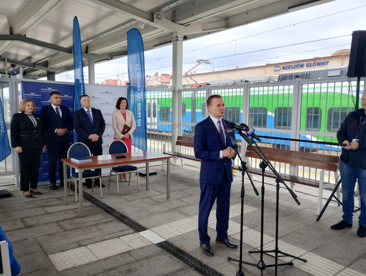 LCS, Rzeszów Główny, briefing prasowy, podpisanie umowy, KPO