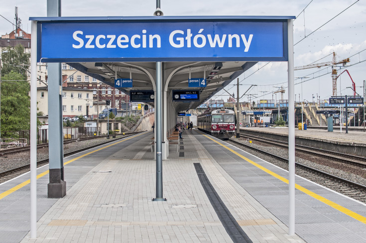 dworzec, pasażer, peron, rozkład jazdy, pociąg, informacja pasażerska, dworzec kolejowy, Szczecin, Szczecin Główny, wiata