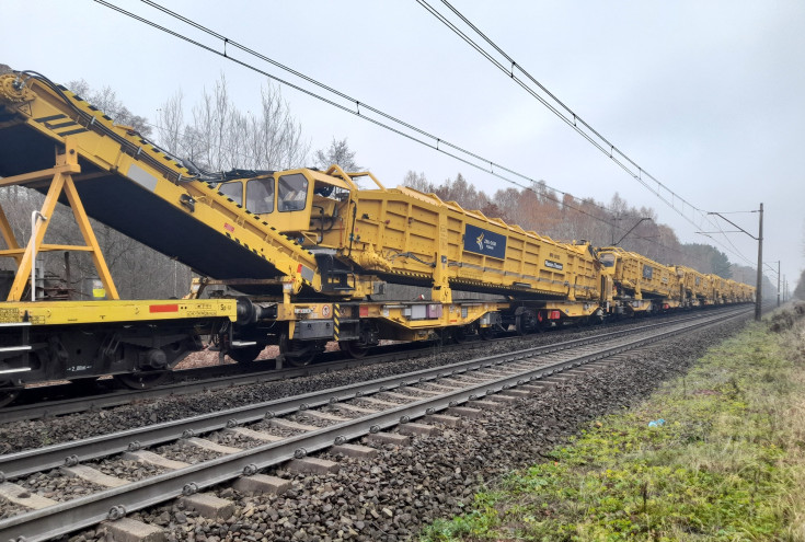 LK131, przewóz towarów, maszyna, prace na linii, Inowrocław Rąbinek, Zduńska Wola Poddębice, nowa szyna, nowy podkład