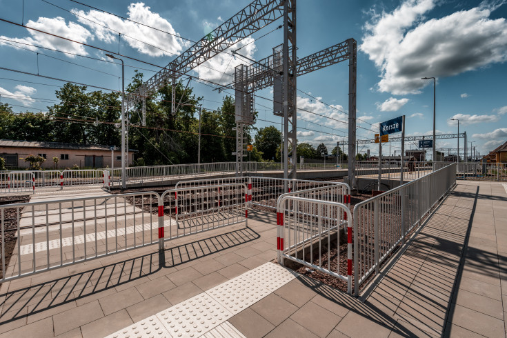 sieć trakcyjna, Korsze, tor, nowa sieć trakcyjna, nowe przejście na peron, LK38, przejście dla pieszych, KPO, inwestycje w realizacji