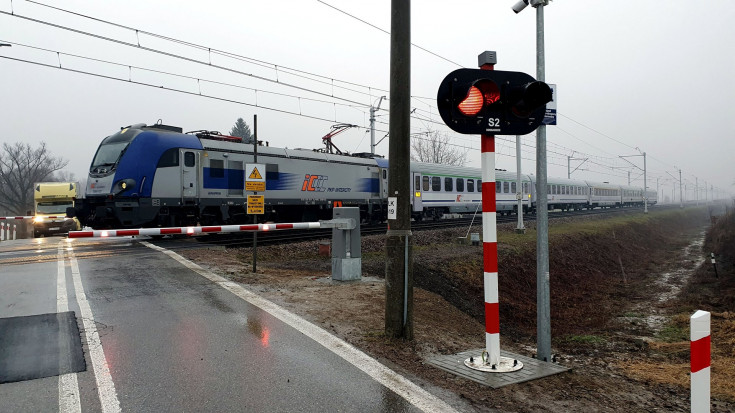 przejazd kolejowo-drogowy, pociąg pasażerski