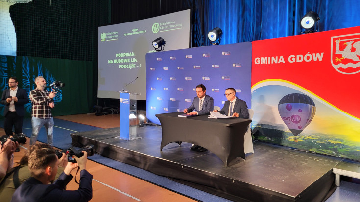 podpisanie umowy, Gdów, www.podleze-piekielko.pl