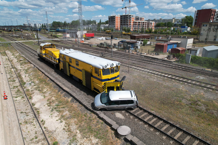 bezpieczny przejazd, kampania społeczna, przejazd kolejowo-drogowy, wydarzenie plenerowe, symulacja zderzenia, zdjęcia z drona