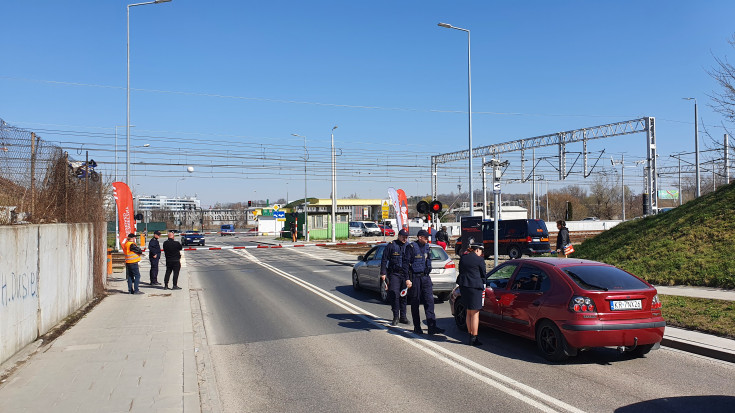 akcja ulotkowa, przejazd kolejowo-drogowy, żółta naklejka, znak STOP, samochód osobowy, ambasadorzy bezpieczeństwa