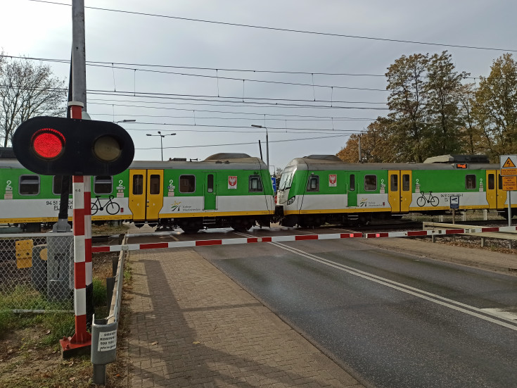 przejazd kolejowo-drogowy, Koleje Mazowieckie, Sulejówek, pociąg pasażerski