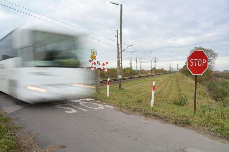 bezpieczny przejazd, przejazd kolejowo-drogowy, żółta naklejka, krzyż św. Andrzeja, znak STOP