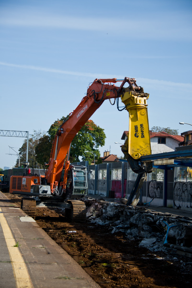 CEF, Łącząc Europę, LK447, demontaż, Warszawa Ursus, demontaż peronu, prace budowlane, maszyna, przystanek, demontaż toru