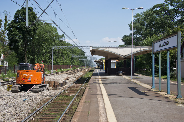 peron, modernizacja, CEF, Łącząc Europę, LK447, warszawski węzeł kolejowy, Milanówek, kolej aglomeracyjna, tor, koparka, aglomeracja warszawska, prace budowlane, maszyna, przystanek, inwestycja