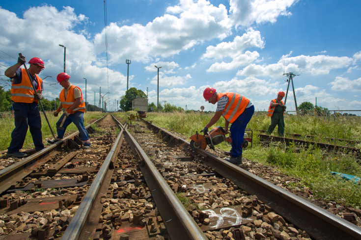 modernizacja, E20, pracownicy, robotnicy, podkłady, Podstolice, pracownik, tor, przed modernizacją, pociąg techniczny, demontaż, LK3, koparka, prace budowlane, maszyna, demontaż toru, inwestycja