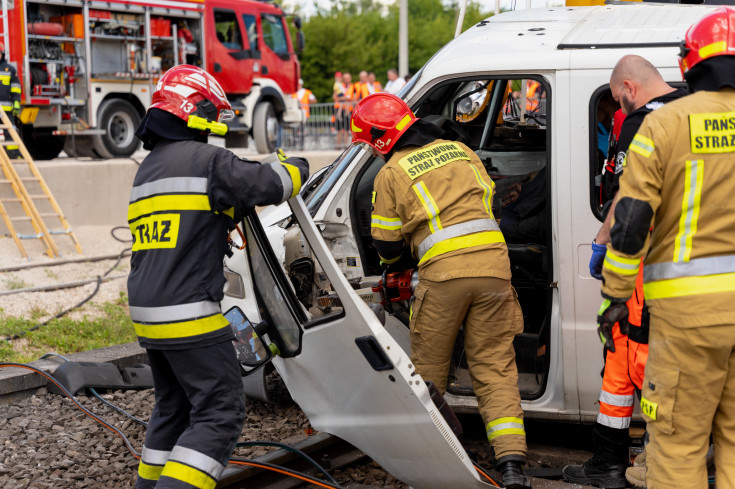 bezpieczny przejazd, wypadek, kampania społeczna, przejazd kolejowo-drogowy, straż pożarna, ratownictwo, wypadek na przejeździe, wydarzenie plenerowe, symulacja zderzenia, służby ratownicze