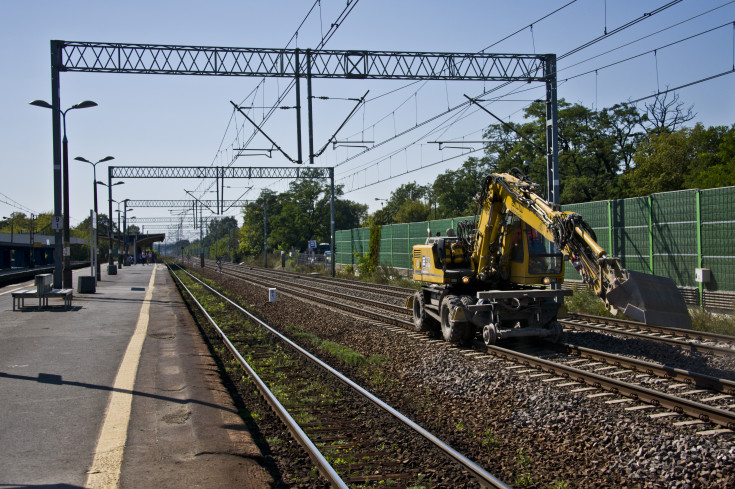 modernizacja, przejście podziemne, CEF, Łącząc Europę, LK447, robotnicy, koparka, Warszawa Ursus, prace budowlane, maszyna, przystanek, inwestycja