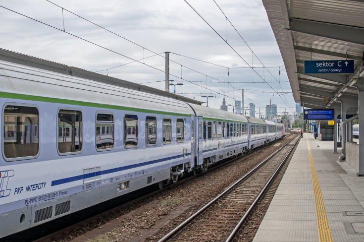 dworzec, peron, Warszawa, Warszawa Wschodnia, pociąg, dworzec kolejowy, PKP Intercity, wagon, tor