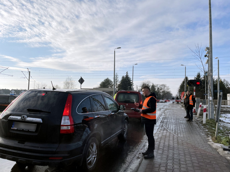 bezpieczny przejazd, akcja ulotkowa, przejazd kolejowo-drogowy, Nowa Iwiczna