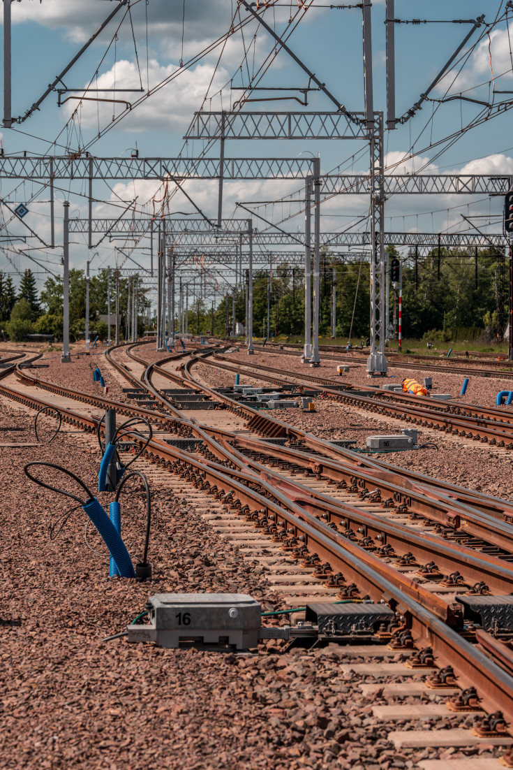 sieć trakcyjna, Korsze, tor, nowa sieć trakcyjna, LK38, KPO, inwestycje w realizacji, głowica rozjazdowa