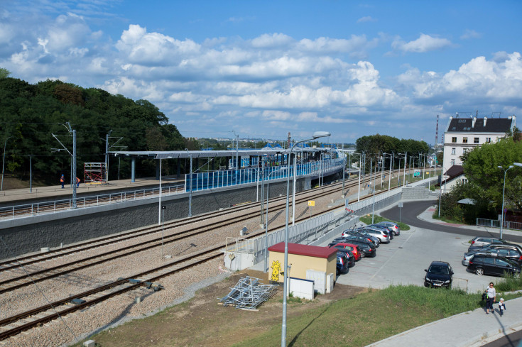 peron, Kraków, łącznica, POIiŚ 2014-2020, łącznica krakowska, Kraków Podgórze, aglomeracja krakowska, Kraków Krzemionki, Program Operacyjny Infrastruktura i Środowisko, kolej aglomeracyjna, infrastruktura kolejowa, inwestycja