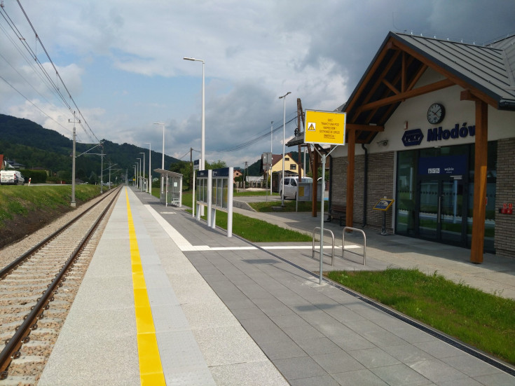 stacja, nowa wiata, nowe oznakowanie, nowy peron, Młodów