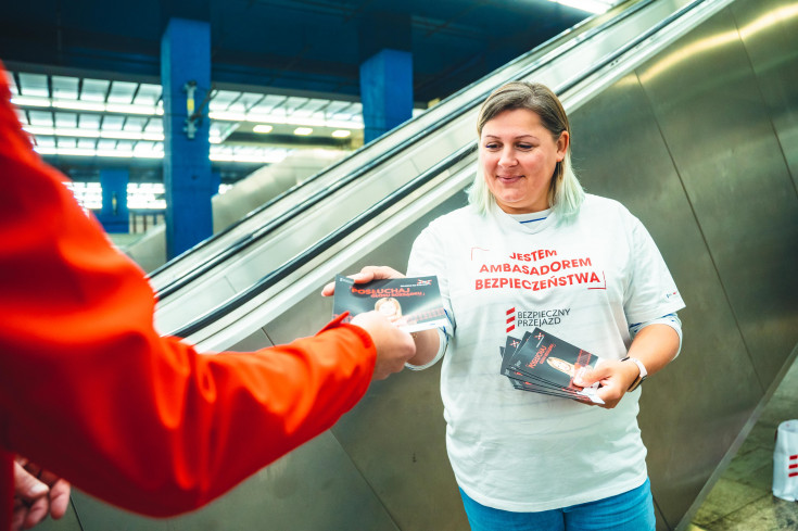 bezpieczny przejazd, kampania społeczna, akcja ulotkowa, materiał edukacyjny, Warszawa Centralna, edukacja, edukacja dzieci, materiał promocyjny, stoisko kampanii, edukacja dorosłych, akcja edukacyjna, ambasador bezpieczeństwa, ambasadorzy bezpieczeństwa, koordynator kampanii