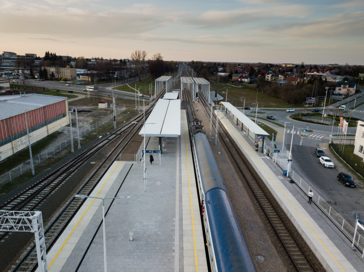 POIiŚ 2014-2020, nowa stacja, Rzeszów Zachodni, zdjęcia nocne, TSI PRM