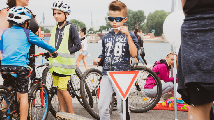 bezpieczny przejazd, kampania społeczna, szlaban na ryzyko, Gdynia, edukacja, edukacja dzieci, wydarzenie plenerowe, stoisko, stoisko kampanii, Moto Safety Day, edukacja dorosłych